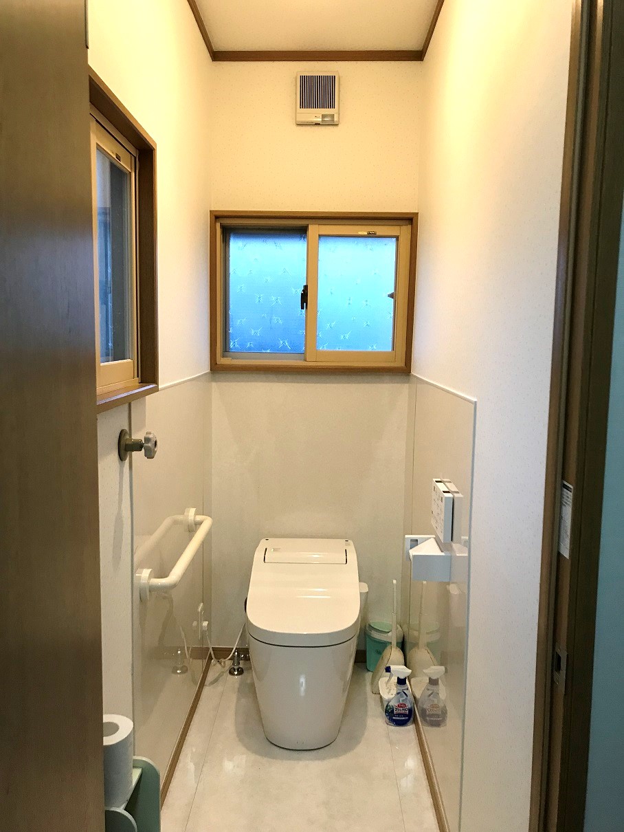 戸建て トイレ のリフォーム施工事例 雨漏りでカビが生えてしまったトイレを掃除しやすい綺麗なトイレへ交換