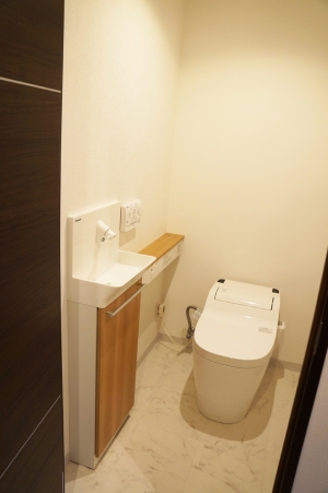 マンション トイレ のリフォーム施工事例 狭いトイレにも手洗いカウンターを設置 大希企画株式会社