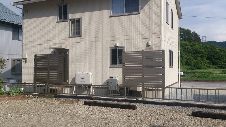 戸建て 外構 のリフォーム施工事例 目隠しのフェンスと貼芝工事 長野県佐久市 上田市 東北信地域の新築 リフォーム エクステリア 株式会社ダイトーコーポレーション 戸建て 外構 のリフォーム施工事例 目隠しのフェンスと貼芝工事 長野県佐久市 上田市 東北信地域の新築 リフォーム エクステリア 株式会社ダイトーコーポレーション