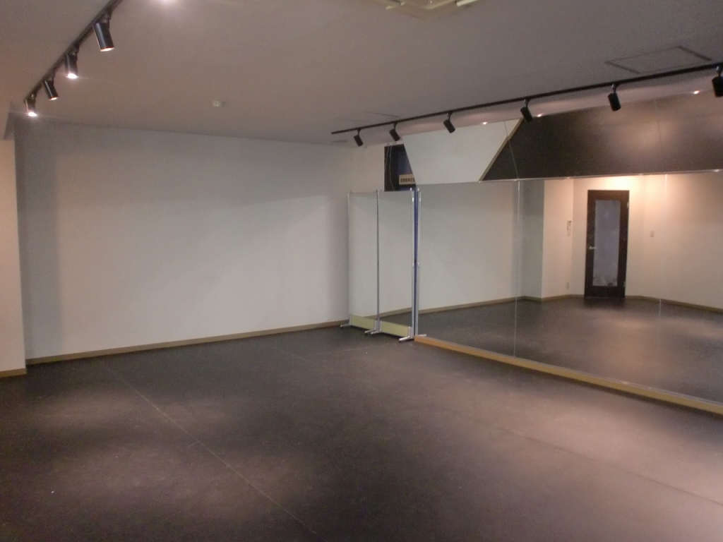 店舗 事務所 内装 のリフォーム施工事例 一面鏡張りのダンススタジオ 有限会社フィンテック