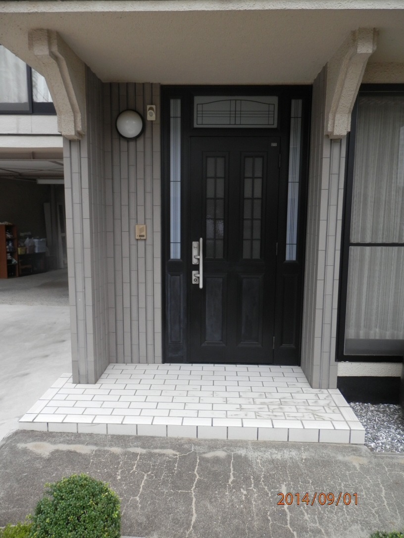 戸建て 玄関 ホール のリフォーム施工事例 玄関ドアー入れ替えとバリヤフリー工事 岡山県岡山市にあるリフォーム店です 明治住建 戸建て 玄関 ホール のリフォーム施工事例 玄関ドアー入れ替えとバリヤフリー工事 岡山県岡山市にあるリフォーム店です 明治住建