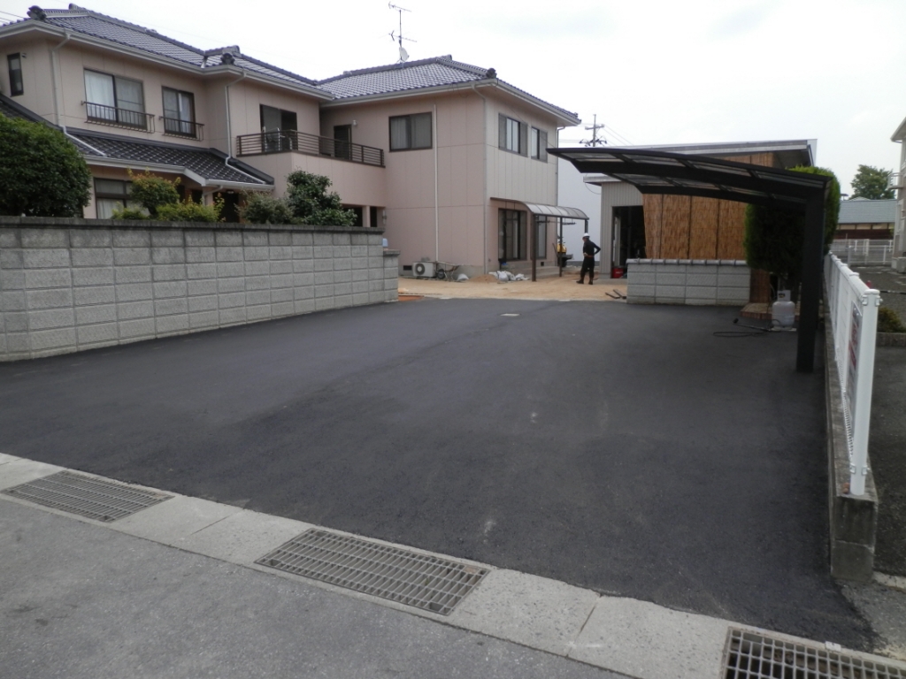 戸建て 外構 のリフォーム施工事例 アスファルト舗装工事及び排水工事 岡山県岡山市にあるリフォーム店です 明治住建 戸建て 外構 のリフォーム施工事例 アスファルト舗装工事及び排水工事 岡山県岡山市にあるリフォーム店です 明治住建