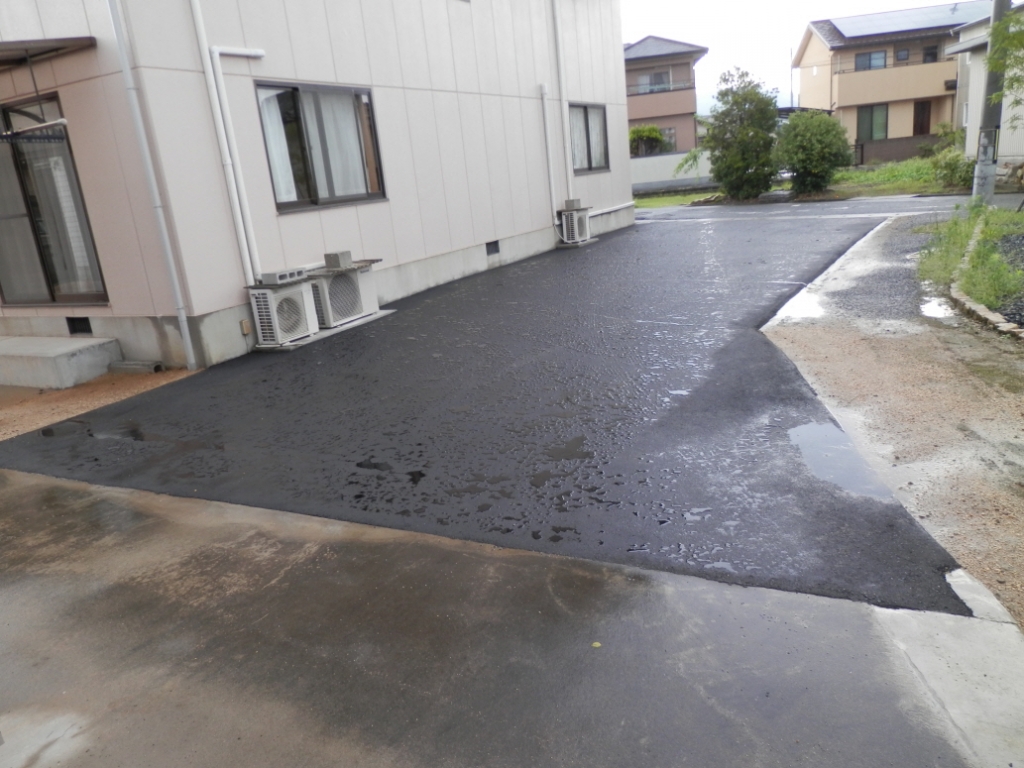 戸建て 外構 のリフォーム施工事例 アスファルト舗装工事及び排水工事 岡山県岡山市にあるリフォーム店です 明治住建 戸建て 外構 のリフォーム施工事例 アスファルト舗装工事及び排水工事 岡山県岡山市にあるリフォーム店です 明治住建