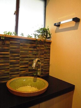 戸建て 水廻り総合 のリフォーム施工事例 モダン和風 デザイン手洗のあるおトイレ 戸建て 水廻り総合 のリフォーム施工事例 モダン和風 デザイン手洗のあるおトイレ