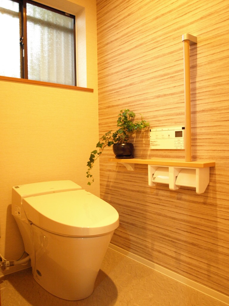 戸建て トイレ のリフォーム施工事例 内装一新 使い勝手のよい デザイン壁のあるおトイレ