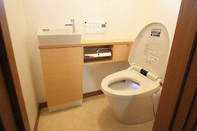 戸建て トイレ のリフォーム施工事例 コンパクトな手洗カウンター付きトイレ リフォーム施工事例 牧之原市 御前崎市 菊川市 掛川市 吉田町のリフォームはユキトシに